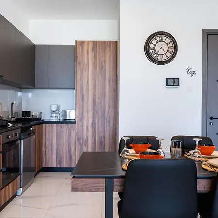 Doria 2-bedroom & Balcony In Larnaca Apartman