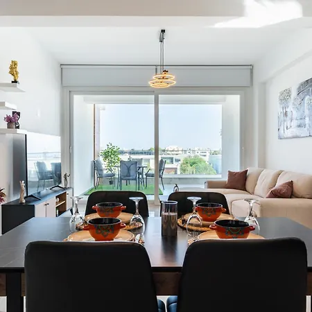 Doria 2-bedroom & Balcony In Larnaca Apartman